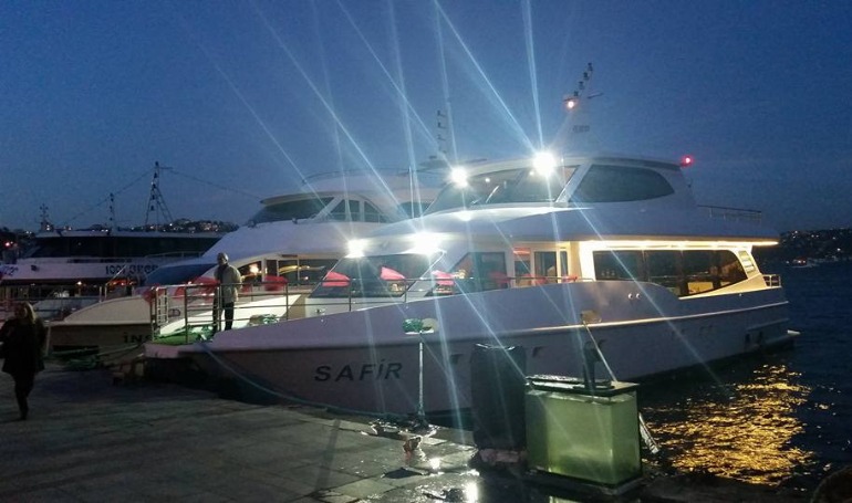 3 HOURS LUXURY BOSPHORUS DINNER OR LUNCH IN PRIVATE YACHT - NON ALCOHOL- MIN. 6 PERSON